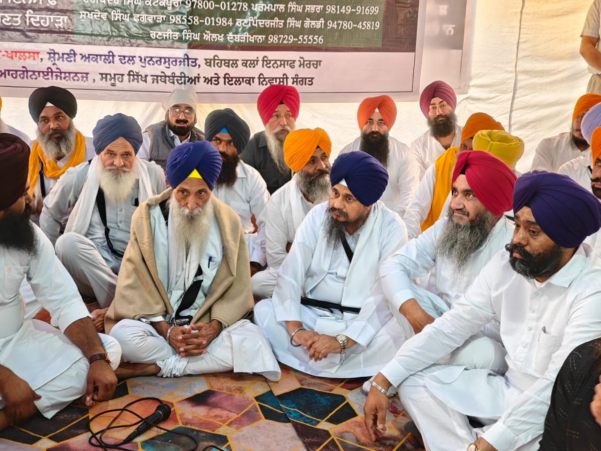 J_Harpreetsingh's tweet image. 2015 ਵਿੱਚ ਸ੍ਰੀ ਗੁਰੂ ਗ੍ਰੰਥ ਸਾਹਿਬ ਜੀ ਦੀ ਬੇਅਦਬੀ ਖ਼ਿਲਾਫ਼ ਇਨਸਾਫ ਦੀ ਮੰਗ ਕਰਦੀ ਸੰਗਤ &apos;ਤੇ ਬੱਤੀਆਂ ਵਾਲਾ ਚੌਂਕ ਕੋਟਕਪੂਰਾ ਵਿਖੇ ਉਸ ਸਮੇਂ ਦੀ ਅਕਾਲੀ-ਭਾਜਪਾ ਸਰਕਾਰ ਵੱਲੋਂ ਚਲਾਈ ਗੋਲੀ ਅਤੇ ਢਾਹੇ ਗਏ ਜੁਲਮ ਪੰਜਾਬ ਦੇ ਇਤਿਹਾਸ &apos;ਤੇ ਕਾਲਾ ਧੱਬਾ ਹਨ। ਅੱਜ ਤਕ ਵੀ ਜਿੰਮੇਵਾਰਾਂ ਵਿਰੁੱਧ ਕੋਈ ਠੋਸ ਕਰਵਾਈ ਨਾ ਹੋਣਾ ਕਾਬਿਲੇ-ਅਫ਼ਸੋਸ ਹੈ।
ਅਸੀਂ…