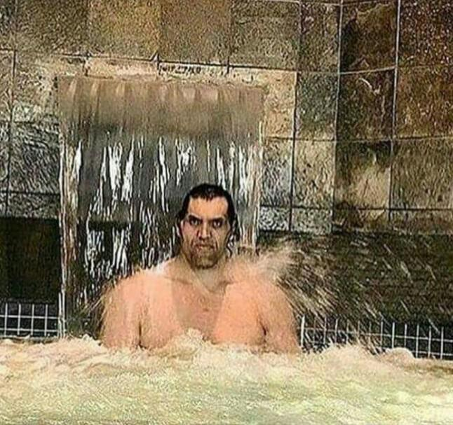 HectorAlligator's tweet photo. comment le boug dans le miroir de la sdb me regarde quand après avoir passé des jours à tendre vers un rythme de sommeil "sain" je m'encule une nuit blanche parce qu'angoisse de dormir joie de recevoir https://t.co/VvM9I38xAH