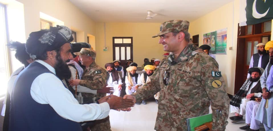 MarkhorKPK1's tweet image. شمالی وزیرستان کی تحصیل دتہ خیل میں مقامی بریگیڈ کمانڈر کی زیرِ قیادت ایک گرینڈ جرگہ منعقد ہوا جس میں علاقے کے ملک و مشران اور معزز شخصیات نے شرکت کی۔ جرگے کا مقصد علاقے میں امن و امان کی صورتحال کا جائزہ لینا، عوام اور سیکیورٹی فورسز کے درمیان ہم آہنگی کو فروغ دینا اور دیرپا…