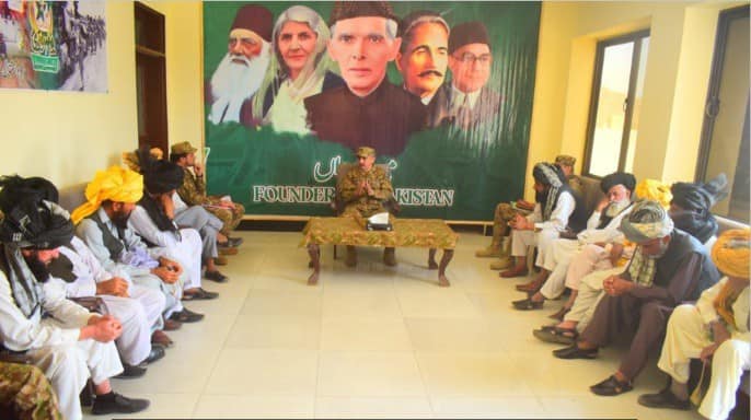 MarkhorKPK1's tweet image. شمالی وزیرستان کی تحصیل دتہ خیل میں مقامی بریگیڈ کمانڈر کی زیرِ قیادت ایک گرینڈ جرگہ منعقد ہوا جس میں علاقے کے ملک و مشران اور معزز شخصیات نے شرکت کی۔ جرگے کا مقصد علاقے میں امن و امان کی صورتحال کا جائزہ لینا، عوام اور سیکیورٹی فورسز کے درمیان ہم آہنگی کو فروغ دینا اور دیرپا…