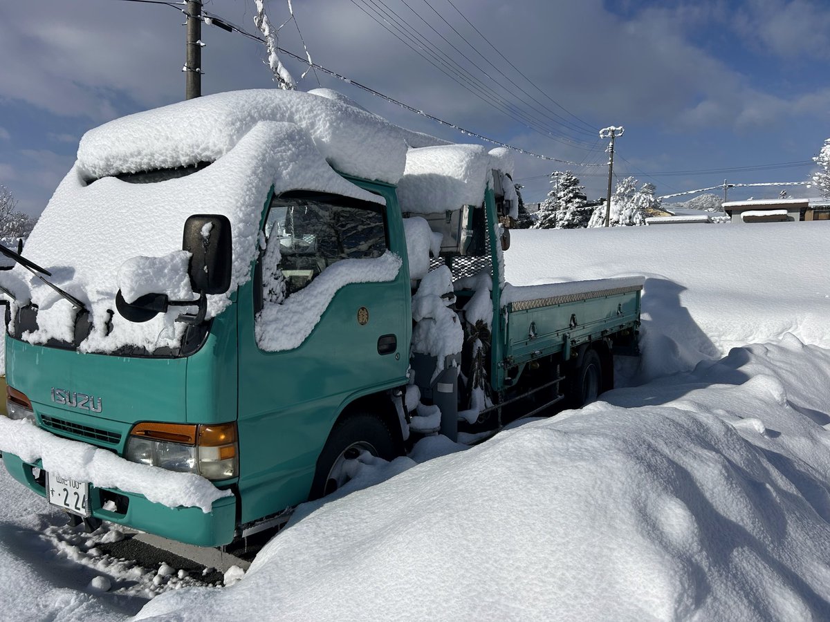 高い山では雪！の予報がではじめましたねぇ
今年は多いのか...どうなのか😞
うちの所は多くても40cmくらいの地域だからまだいいのだが
鬼の様に積もる地域の方は大変だな　2階から出入りすることにならない事を祈ります
#年寄代表