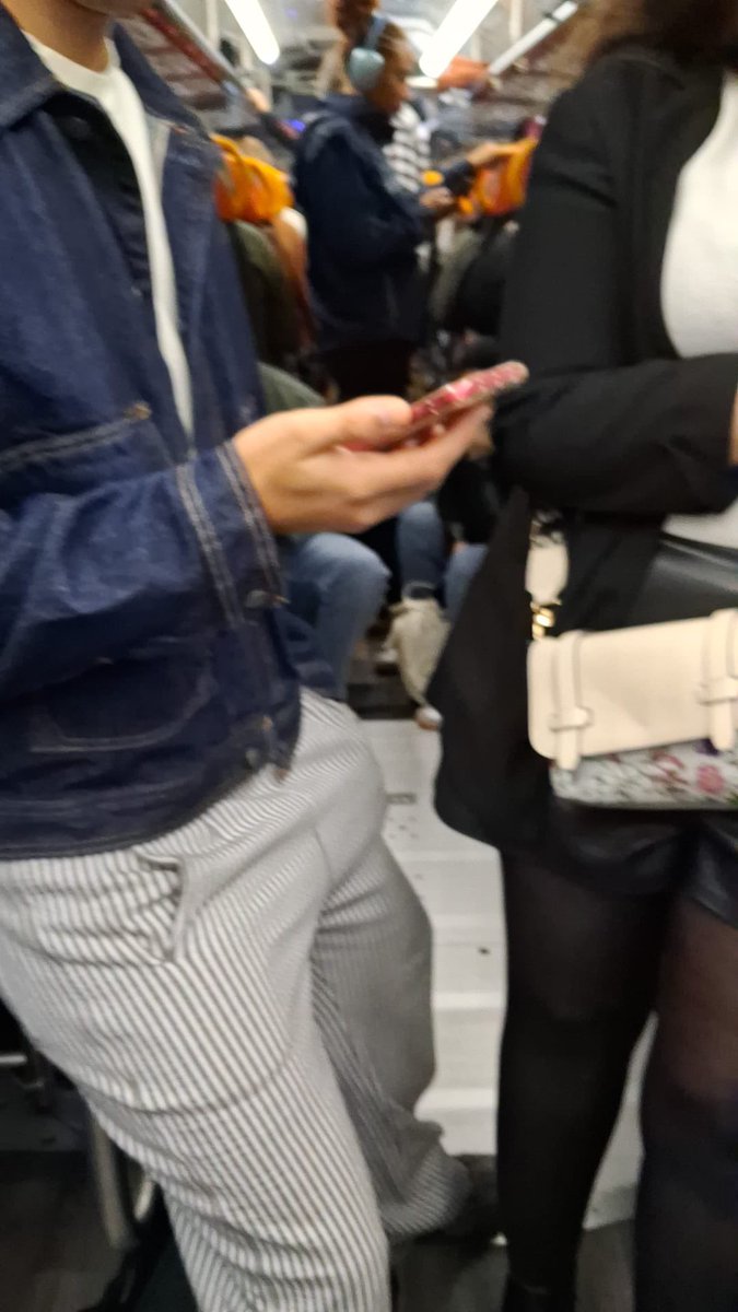 SImatges's tweet photo. @MoventisInfo esperando desde las 7:22 salida a las 7:57 de Mataró a Barcelona. Con bus lleno y sin espacio. Algo ya habitual…luego todos a llorar cuando haya un accidente…no hace falta respuesta tipo ya me la sé de memoria…por desgracia … lógicamente sin info… @matarocat https://t.co/sdsLrEuTW9