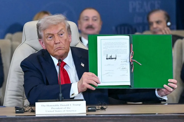 Luna_Jones79's tweet photo. Trump, along with Egypt, Qatar, and Turkey, signed the ceasefire agreement in Gaza.

The document outlines the terms and conditions established under the ceasefire.
🇺🇸🇺🇸🇺🇸 https://t.co/y4TFlPrKml