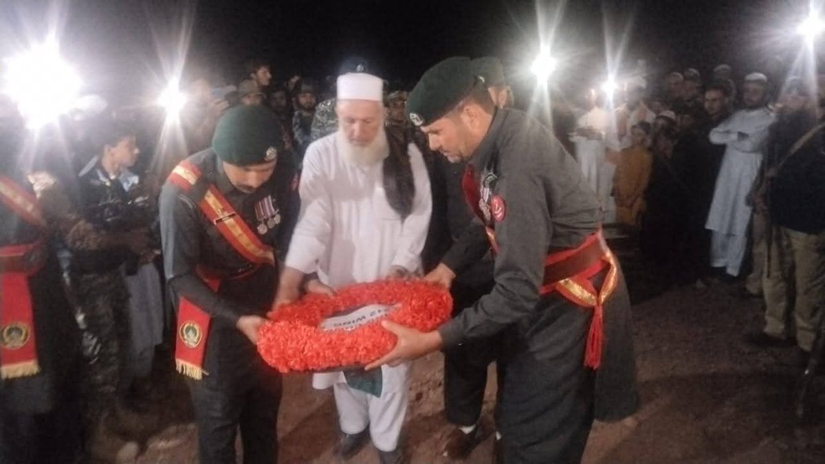 MarkhorKPK1's tweet image. مہمند میں پاک-افغان سرحد پر اپنی ذمہ داریوں کی انجام دہی کے دوران مادرِ وطن کی حفاظت کرتے ہوئے شہید ہونے والے سپاہی محمد امین افریدی کی نماز جنازہ ان کے آبائی گاؤں بازگڑھا کمرخیل میں پورے سرکاری اعزاز کے ساتھ ادا کی گئی۔
نماز جنازہ میں مقامی ونگ کمانڈر لیفٹننٹ کرنل طیب حنان،…