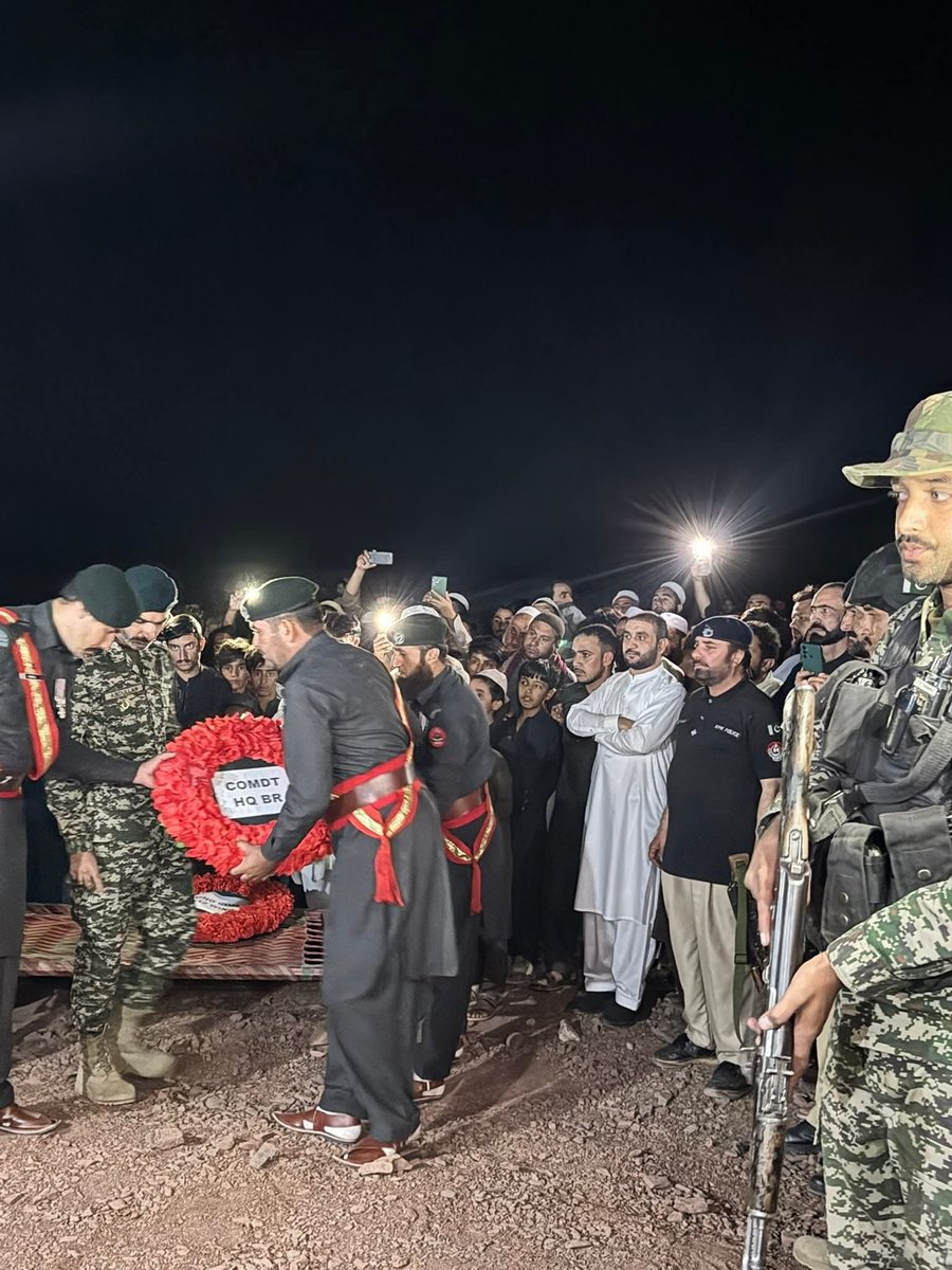 MarkhorKPK1's tweet image. مہمند میں پاک-افغان سرحد پر اپنی ذمہ داریوں کی انجام دہی کے دوران مادرِ وطن کی حفاظت کرتے ہوئے شہید ہونے والے سپاہی محمد امین افریدی کی نماز جنازہ ان کے آبائی گاؤں بازگڑھا کمرخیل میں پورے سرکاری اعزاز کے ساتھ ادا کی گئی۔
نماز جنازہ میں مقامی ونگ کمانڈر لیفٹننٹ کرنل طیب حنان،…