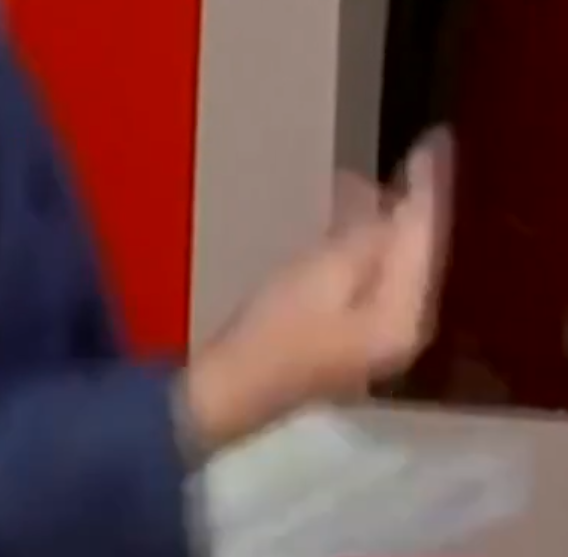 <a href="/jmaphatie/">jean-michel aphatie</a> Vous faites des doigts avec l'index, vous ?