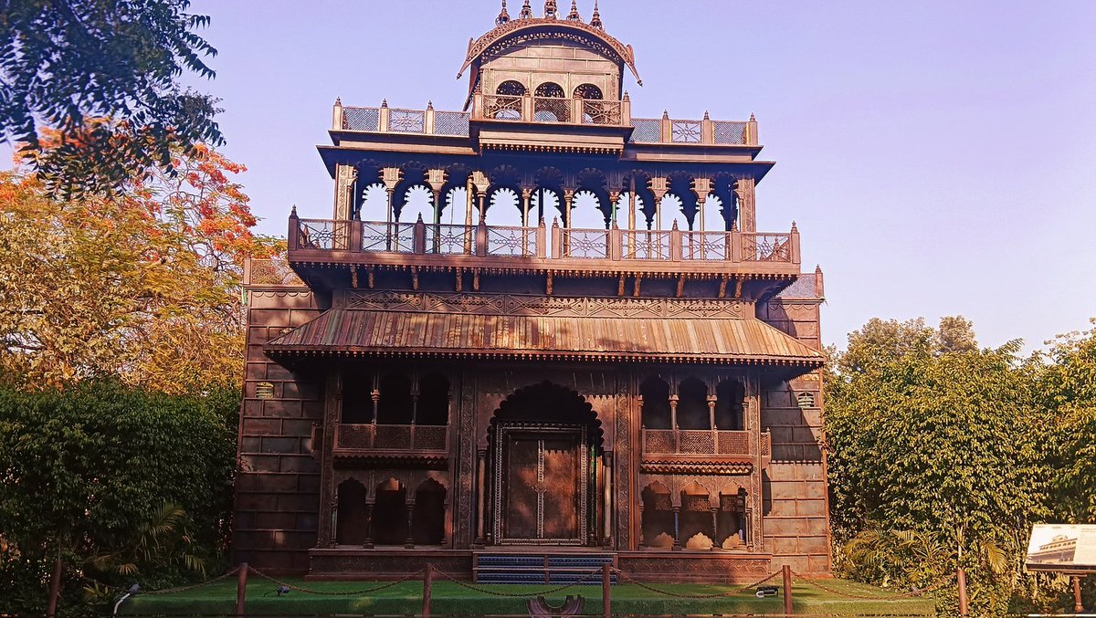 Tahniyatmehdi14's tweet image. Wooden marvel with intricate carvings 🏰🌳

#architecturemodels #NatureLovers