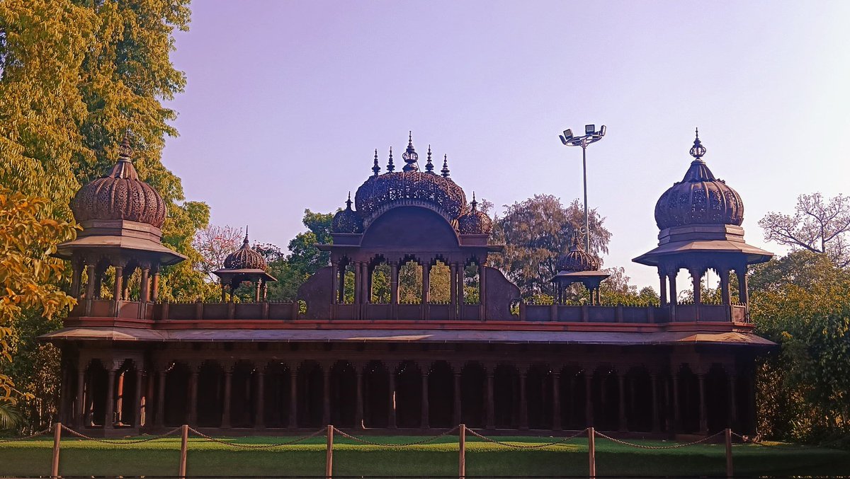 Tahniyatmehdi14's tweet image. Wooden marvel with intricate carvings 🏰🌳

#architecturemodels #NatureLovers