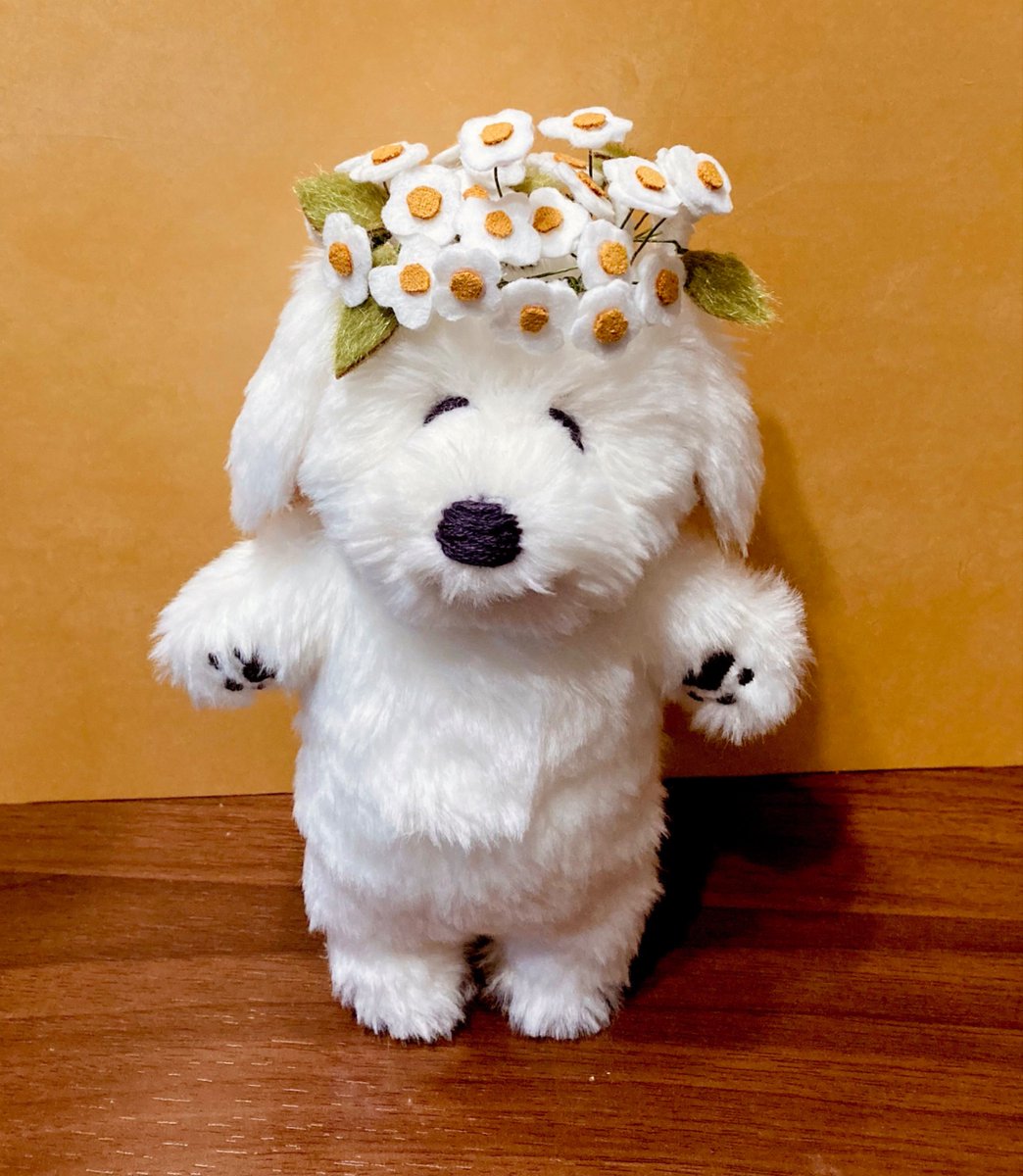 白くかがやく犬が
お花の冠のせて大阪へゆくよ🎶

のいさん （<a href="/kirafuku0716/">のい（noigashira）</a>）個展は大阪のシカクさんで、10/25からです！
見にきてね〜