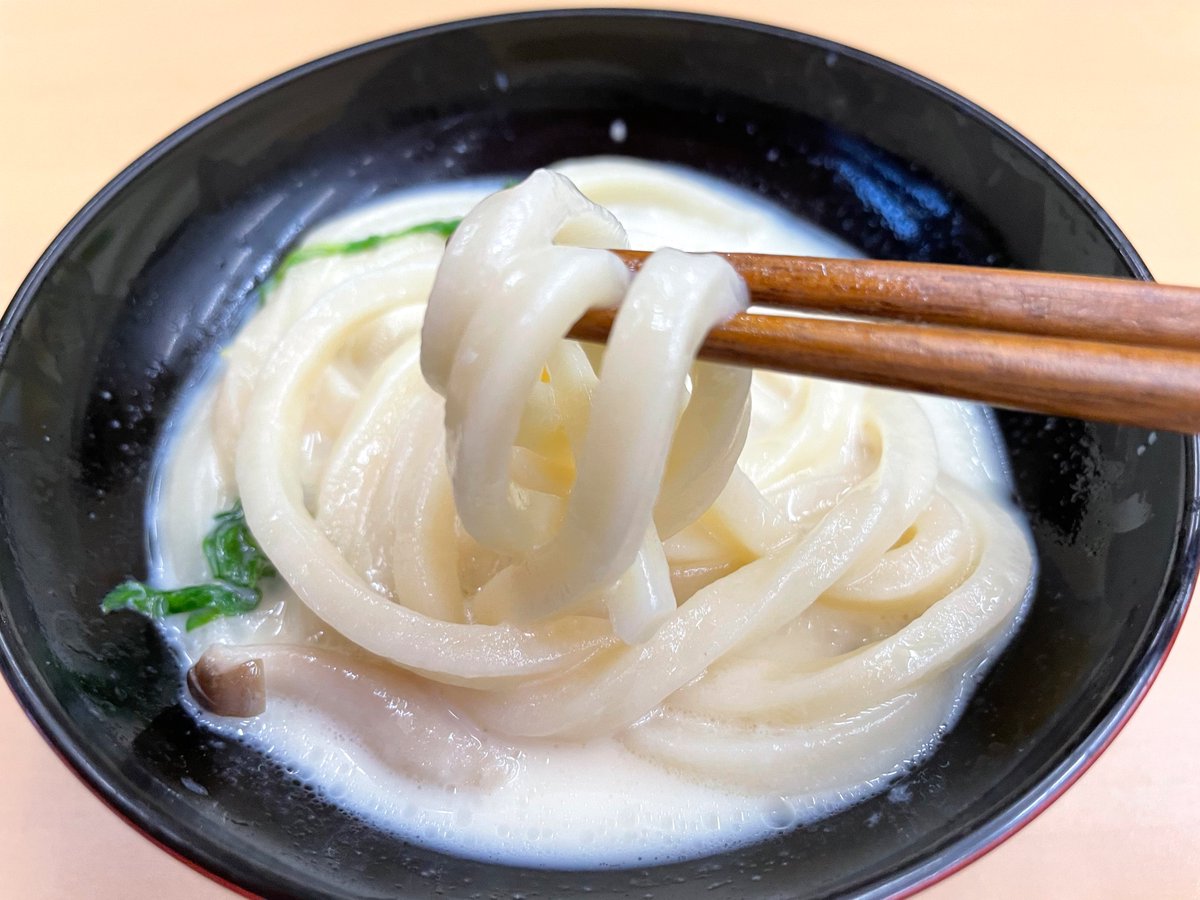 higashimaru_ss's tweet photo. たくさん反響をいただいた、
「うどんスープ×豆乳」のレシピ
お鍋にするともっと優秀なんです🦊

水200mlにうどんスープ2��入れ火にかけ、具材を煮たら豆乳400mlを加えて温めると2人前完成！
豆乳は沸騰させないのがポイント。
つゆが分離せず、きれいに仕上がります😊
〆はうどんや雑炊でどうぞ！ https://t.co/bRth6K1Gde