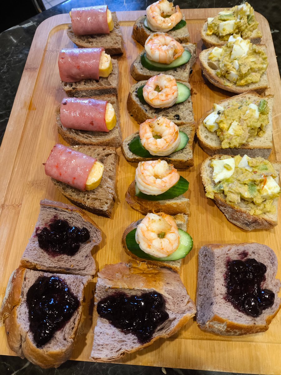 vincentjuan0507's tweet image. 這時節秋老虎，好熱的天氣，弄個簡單輕食，輕鬆沒有負擔～

跟大夥分享個有趣的數字，簡單統計一下在 #Surf_Copilot 30D榜單, 名字後面有後綴有“Ⓜ️Ⓜ️T” ，幾乎快 50%  ，換言之從榜單上也能略窺一二，目前熱門的流量是什麼？就是 #Momentum ～哈，我自己也是其中一份子。

說到要最新最快的 PRE-TGE…