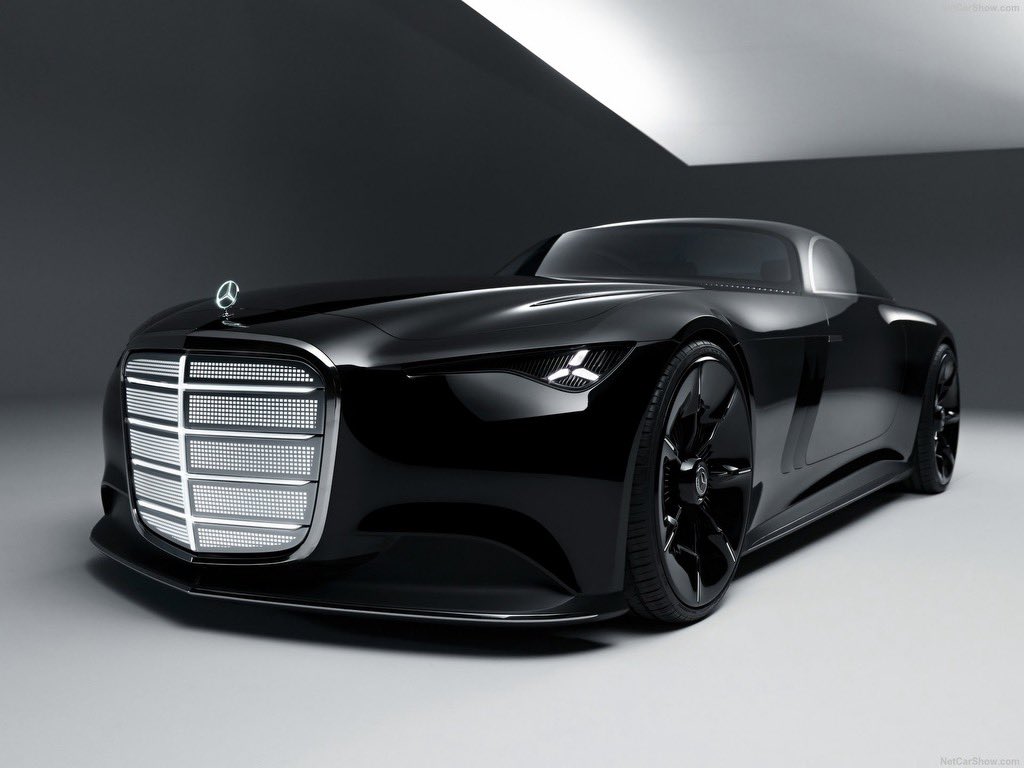 LHoonited's tweet photo. Mercedes a sorti son Vision Iconic, un concept-car censé marquer “une nouvelle ère de design iconique”. En vrai, c’est surtout un cours magistral design : du chrome, de la poésie, et le mot “iconic” toutes les trois lignes dans le CP. https://t.co/K418A739sj