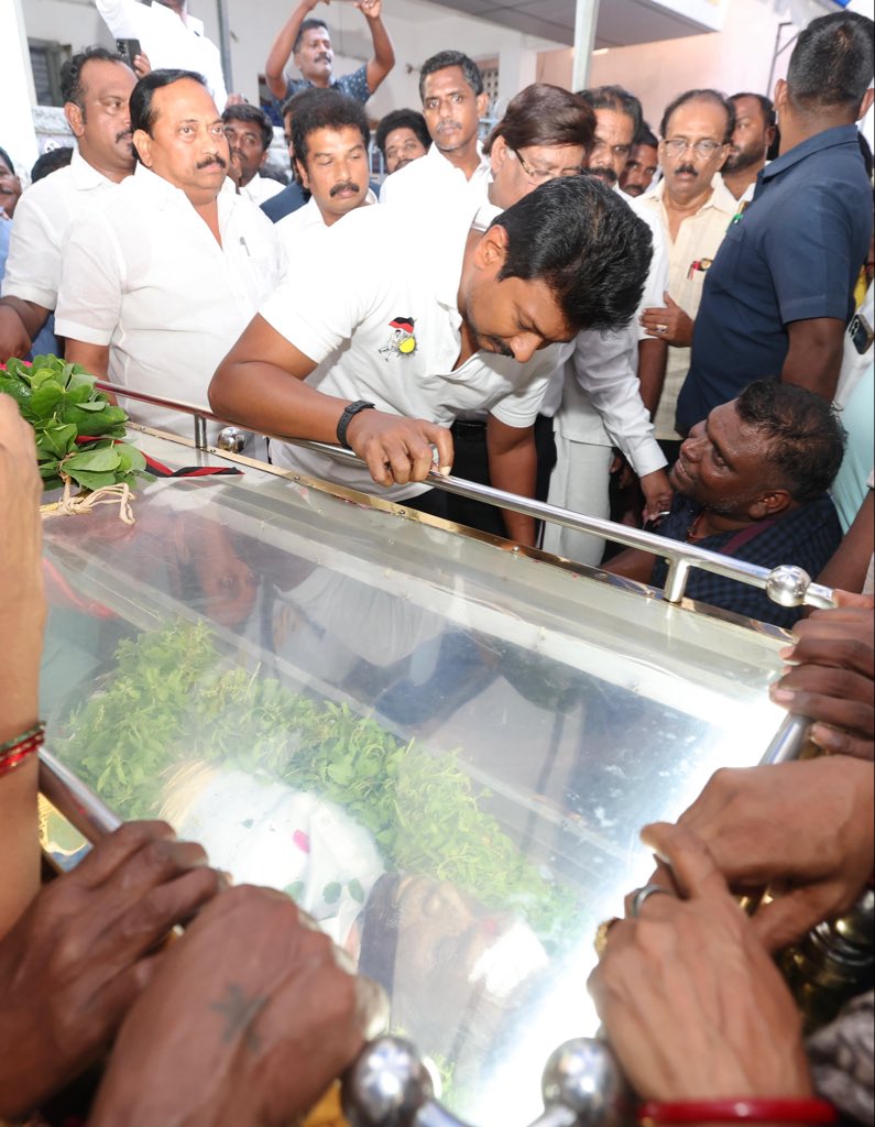 திரைப்பட பாடல் ஆசிரியர் சகோதரர் கருணாகரன் அவர்களின் தந்தையும் - கழக மகளிர் அணியின் முன்னாள் பகுதி அமைப்பாளர் மறைந்த அக்கா பரமேஸ்வரி அவர்களின் கணவருமான திரு.லட்சுமணன் அவர்கள் உடல்நலக்குறைவால் மறைந்த செய்தியறிந்து வருந்தினோம். 

சென்னை இராயபுரத்தில் உள்ள அவர்களது இல்லம் சென்று