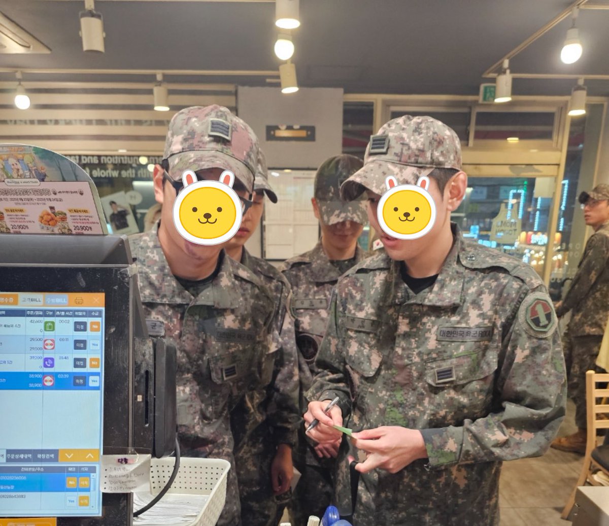 JiminOnApple_Ko's tweet photo. 25년 지민생일기념 군인 햄버거 나눔 이벤트는 어제 13일 지민데이에 무사히 마쳤습니다. 
특히 이 날은 지민이 부대에 계신 간부분들 3분이 직접 오셔서 부대원들을 위해 햄버거 셑 30개를 부대로 직접 가지고 가셨고 같은 부대원들도 유독 많이 왔다고 합니다. (단체로 햄버거 드시면서 생일 라이브라도 보셨을까요? )

다시 한번 응원해 주신 여러분께 감사드립니다. 
@BIAS_means_Solo 
박지민 International Muse 💛