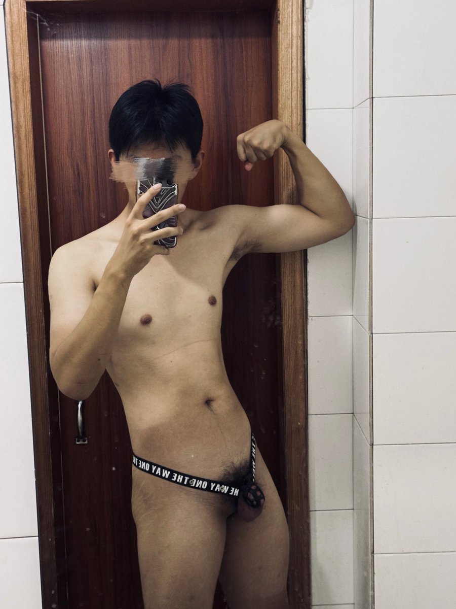 你们的锁爹今天去健身房 看到了好多帅气并且练的很好的肌肉男 他们下面的包很大想到自己作为s 下面却不能像他们一样勃起身为雄性引以为傲的生殖器 爹的锁屌就开始顶锁流水... #大连 #伪s #锁奴 #锁狗 #健身房 #天体 #野裸 #高弾 #反差 #男大 #暴露 #体育生 #gonner