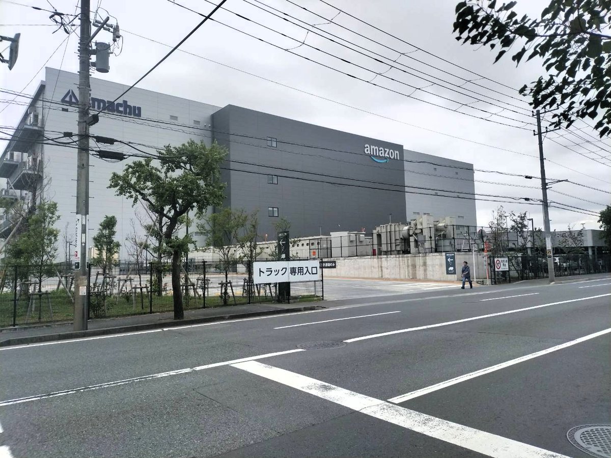 RailfanGuide's tweet image. アマゾン無料ツアー（スタート2日目に訪問）
人とテクノロジーが見事に調和している。
「Amazon千葉みなとフルフィルメントセンター（物流拠点）」内で、水色のロボットが商品を運び、長いコンベアが施設中を走り、自動的にラベルが箱に貼られていく。
11月まで予約可能日僅かamazontours.com/jp/