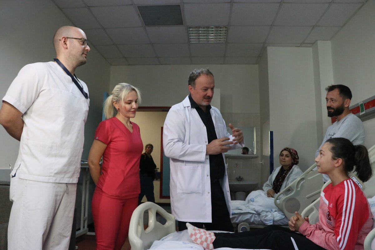 Hastanemiz’de bir ilk!
13 yaşındaki judocu Ayşe Ceren Hancı, annesinden alınan kasla yapılan ameliyatla yeniden spora dönüyor 💪
Operasyonu Doç. Dr. Lokman Kehribar ve ekibimiz gerçekleştirdi.
Ziyarette bulunan Rektörümüz Prof. Dr. Bayram Yılmaz, ekibimizi tebrik etti.