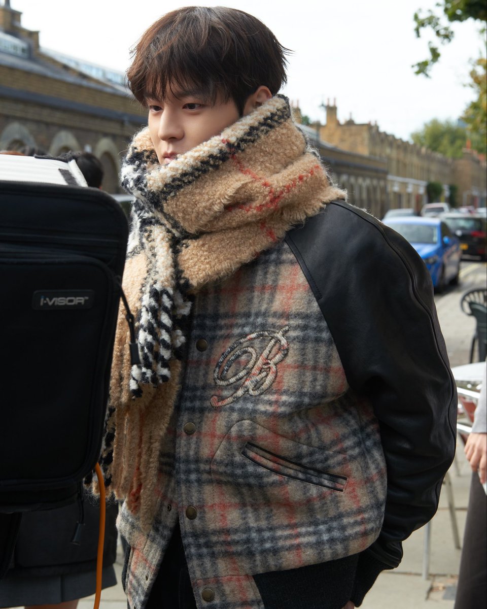 ElleMenThailand's tweet image. ไบร์ท วชิรวิชญ์, Seungmin จากวง Stray Kids และ Son Sukku นำทีมเฉลิมฉลองเสื้อผ้าเอาท์เตอร์แวร์อันเป็นเอกลักษณ์ของ Burberry ผ่านแคมเปญ ‘The Unexpected Encounters’

#ELLEMENThailand
#Burberry
#bbrightvc 
#Seungmin #StrayKids 
#SonSukku