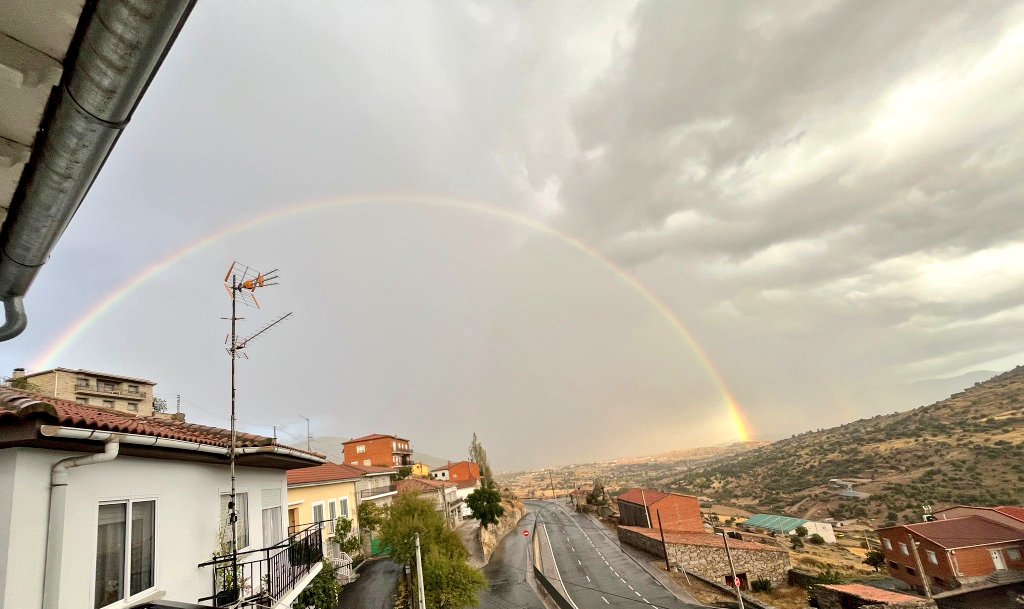 🌤️@MeteoAvila2 🌈 Tras los chubascos y tormentas de ayer pudimos disfrutar de este Arco - Iris desde San Juan de la Nava (#Ávila)  ift.tt/c7lqkfJ