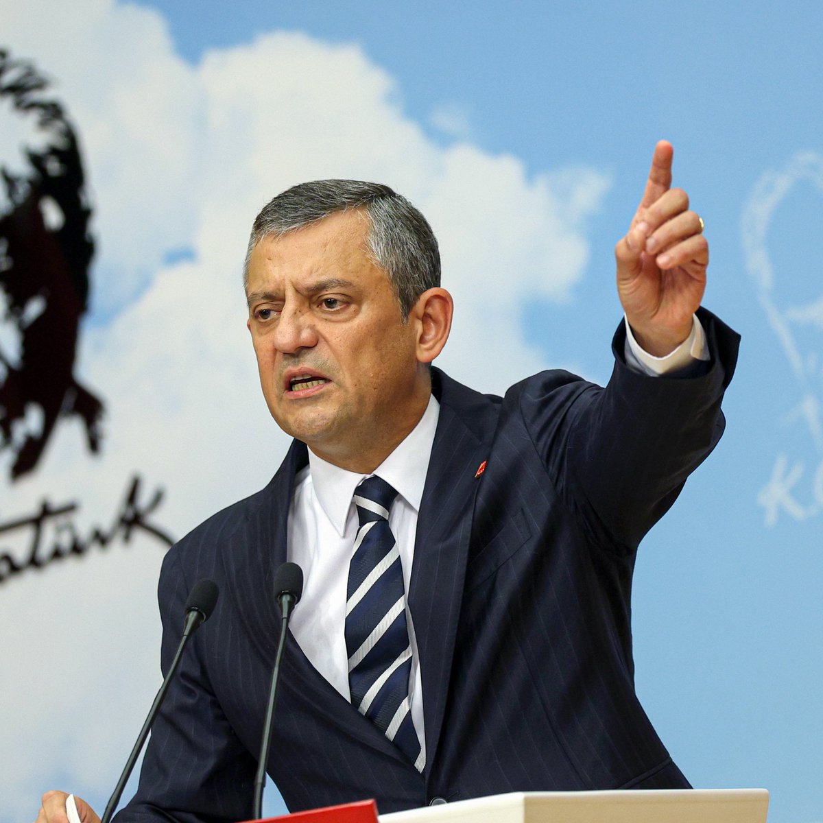 Özgür Özel: "DEM Parti ile selamlaşıyoruz diye bizi terörist ilan ediyordunuz.

Şimdi yıllarca 'bebek katili' dediğiniz kişiye 'kurucu önder' diyorsunuz."