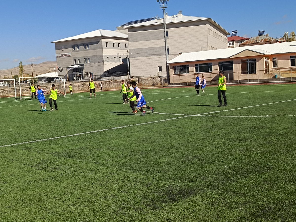 📍29 Ekim Cumhuriyet Bayramı kutlamaları kapsamında Ortaokullar arası Futbol Turnuvamız başladı. ⚽🥇🥈🥉

Turnuvada mücadele edecek olan takımlara başarılar dileriz.

#GSBGM