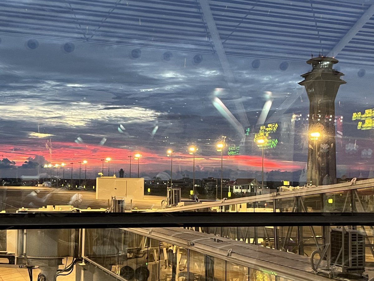 shimabon's tweet photo. 空港の夕日が綺麗です。 https://t.co/EKxibka5GH