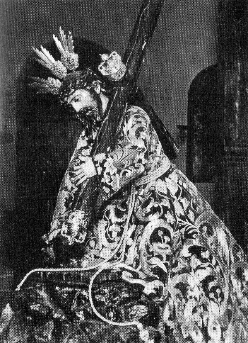 Antigua fotografía del Cristo de las Tres Caídas de San Isidoro con su túnica que bordara Patrocinio López en 1891, pudiéndose contemplar el estado primigenio de la misma, hoy bastante alterada.