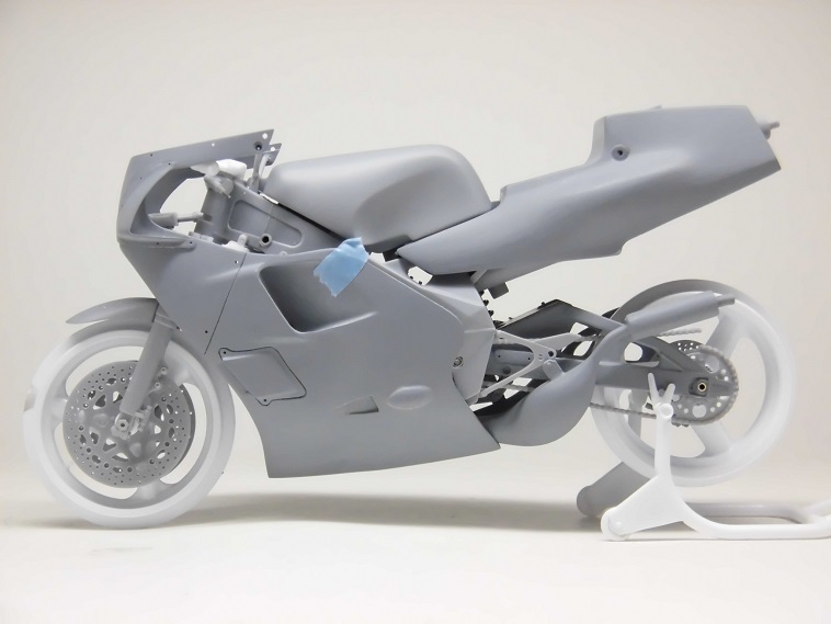 1/12 '86 Marlboro YAMAHA YZR500 #2 Eddie Lawson 製作３ページ  teamkeroroclub.blog.fc2.com/blog-entry-157… 詳しくはブログで。

大体整ってきたので仮組してみた。

う～んカッコイイ❗️けど
なにかが違う🤔

左右のサイレンサーの位置が高すぎる気がする・・・

#YZR500
#YAMAHA
#バイク模型