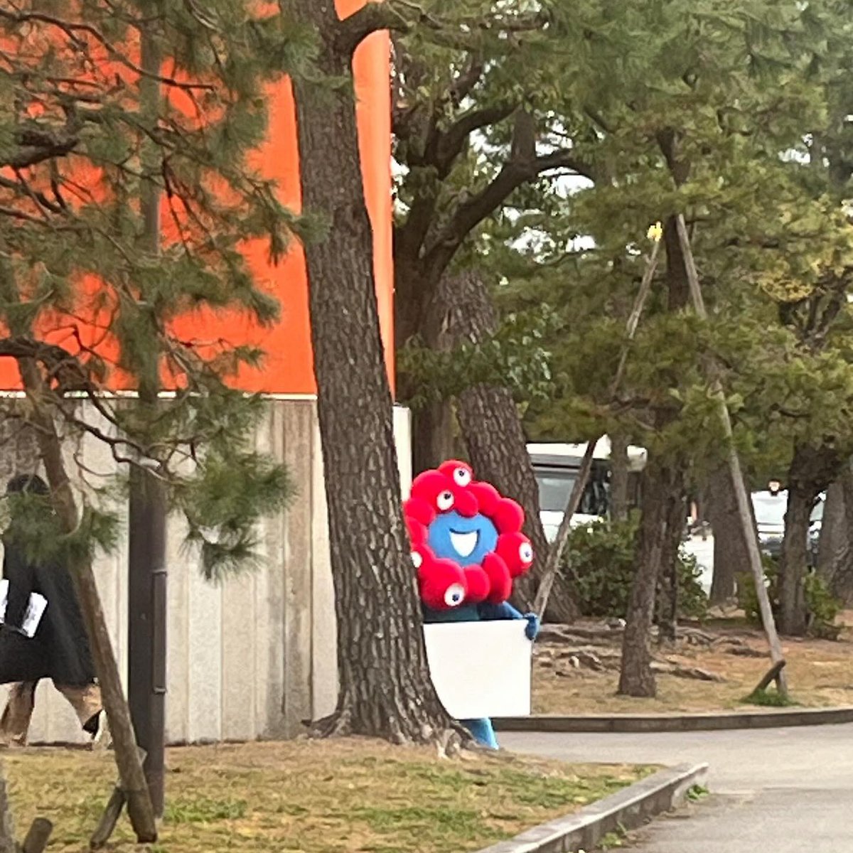 この垢には関係ないけど、予想以上に万博ロスで、いつだか野生のミャクミャク(?)を見つけた時の写真🤳
段差あるよ〜っていうのを教えてくれたスタッフさんにぺこ〜としてたミャクちゃん、この時から礼儀正しくて、可愛かったんだもんねぇ…
(盗撮みたいになっている、すまぬ)