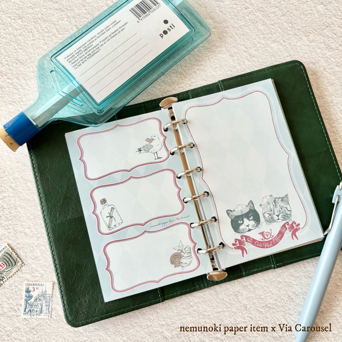 n_e_m_u_n_o_k_i's tweet image. \ new!/
Via Carouselさんとのコラボシリーズ
「猫たちの郵便局」からリフィルメモが登場です!
デザインは「デリバリー」と「ポートタウン」の2柄
手帳リフィルとしてはもちろん、穴を開けずに両面メモとして使うのもおすすめです
ポートタウンは #よこはま文具の博覧会2025…
