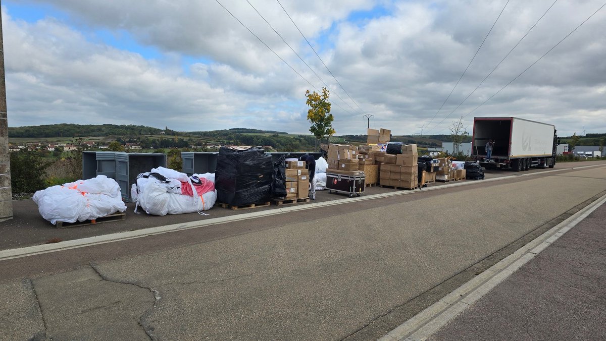 CXR2026's tweet image. Le semi remorque #CXR est enfin là ! 🚀🚀🚀
Journée rangement avec les bénévoles, manque plus que le flocage complet #CryptoXR 🐸 et il sera $HYPE 😁 !!! 🤙
Ps: si des sponsors veulent mettre leur logo dessus, il faut nous ping avant que ce ne soit trop tard ! 😜
👇…