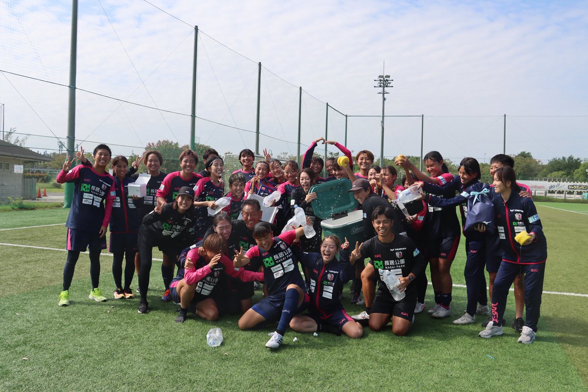 今日は監督の誕生日（昨日）を全力で祝っている写真

みんな水を掛けるのに必死です
良い笑顔☺️

#うりぼう写真展