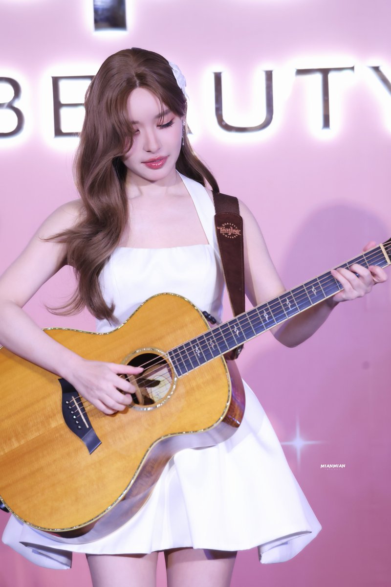 Guitar and LK

OURS BLOOMING WITH LK
#TOPSOfBeauty2025xLookkaew
#BOYAxLookkaew
#lookkaewkamollak