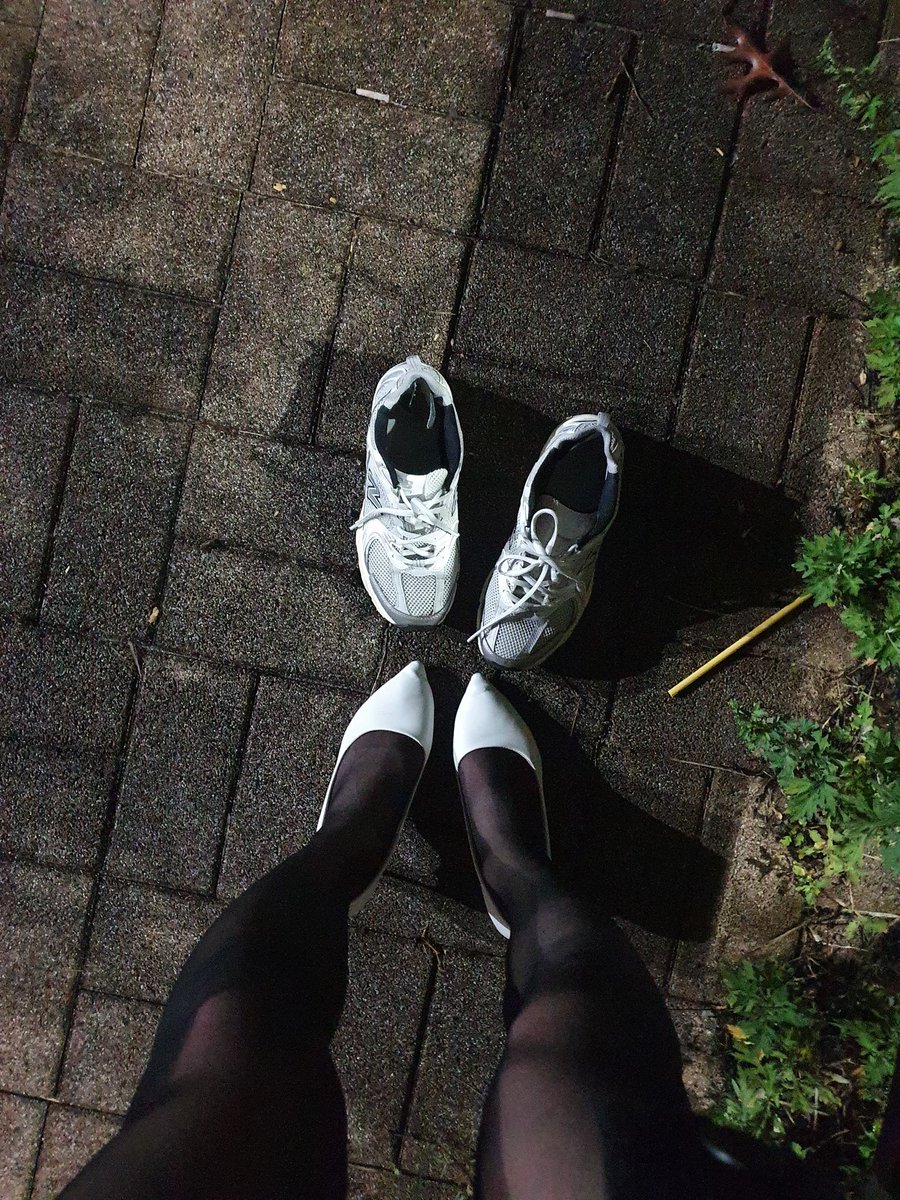 운동화랑 바지 속에 검스 꽁꽁 숨기고
쇼핑백에 하이힐 챙기고 산책가기
주변에 사람이 없는걸 확인 후 
평소신는 하이힐보다 낮은 7센치 구두로 갈아신고 또각또각 걸어다녔어요

#cd #여장 #보추 #신던스타킹 #신던구두 #구닝