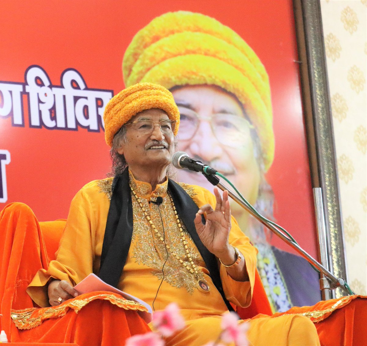 Samarthguru Dhara (@sgdharaofficial) on Twitter photo मन शुद्ध हुआ तो हे अवधू,
समझो गंगाजल पान किया;
माया का बंध न रहता है,
आतम जल में स्नान किया।
तहं रूप न रेख नहीं विचार,
है बोध स्वरूपं निराकार।
अथ बोधं शरणं गच्छामि,
भज गोरख शरणं गच्छामि।।
-Samarthguru <a href="/SiddharthAulia/">Samarthguru Siddharth Aulia</a> Ji 🏵
#Samarthguru #GorakhGeeta #spirituality मन शुद्ध हुआ तो हे अवधू,
समझो गंगाजल पान किया;
माया का बंध न रहता है,
आतम जल में स्नान किया।
तहं रूप न रेख नहीं विचार,
है बोध स्वरूपं निराकार।
अथ बोधं शरणं गच्छामि,
भज गोरख शरणं गच्छामि।।
-Samarthguru <a href="/SiddharthAulia/">Samarthguru Siddharth Aulia</a> Ji 🏵
#Samarthguru #GorakhGeeta #spirituality