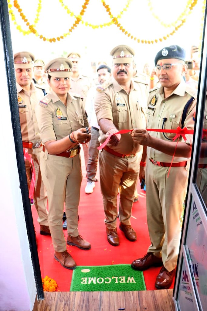 gondapolice's tweet photo. #MissionShakti5
#SPGonda श्री विनीत जायसवाल द्वारा #MissionShakti5 के तहत थाना कोतवाली कर्नलगंज में नवनिर्मित 'महिला शक्ति केंद्र' व ' परिवार परामर्श केन्द्र ' का लोकार्पण किया गया - https://t.co/eALCVgXGqG