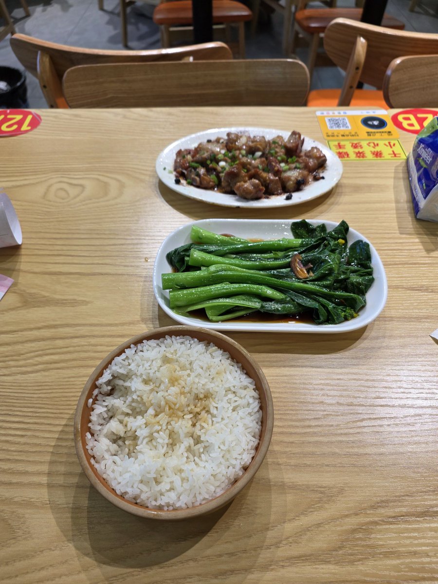 26元 干蒸排骨 青菜 米饭 在深圳很良心了。