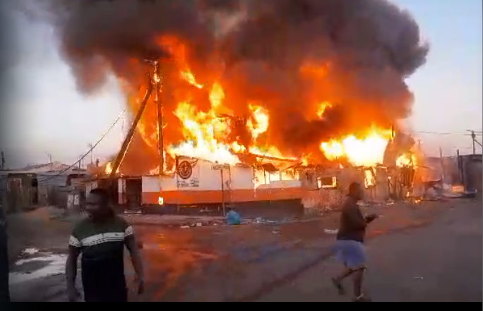 dailysunsa's tweet photo. 🔥HORROR FIRE!🔥 A 32-year-old man died in his SLEEP as flames tore through 20 shacks ekasi. Families have lost EVERYTHING! "What hurts most is that someone died" - the pain is unbearable! 💔🔥 #CapeTownFire #TragedyStrikes #ShackFire
https://t.co/L3py5PQHxA