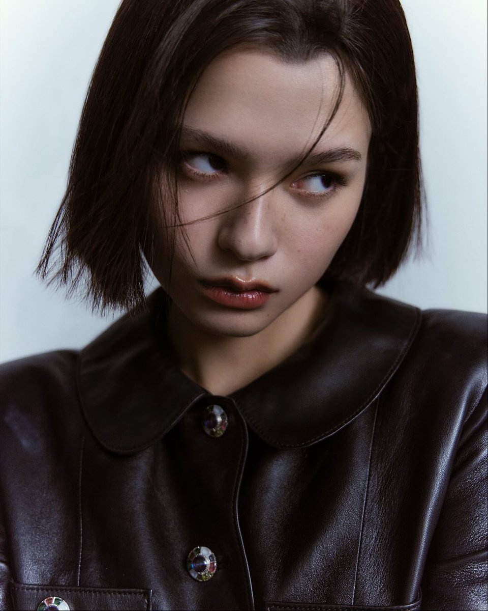 sapphiccgirl_'s tweet image. não me aguento que ela decidiu aderir a skin mais sapatão possível pra iniciar a era empresária