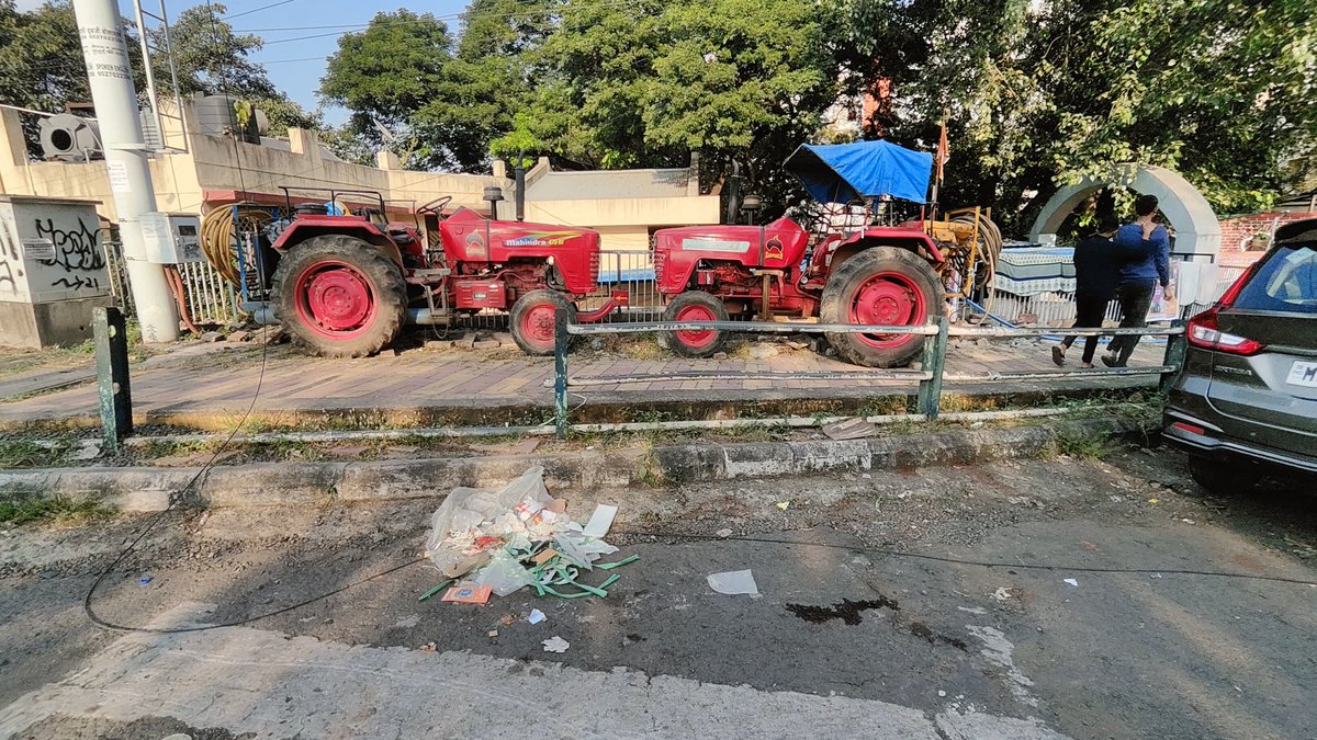 KhandkeParesh's tweet photo. पुणे शहरातील रस्तेखोदाई करणाऱ्या चे ट्रॅक्टर फुटपाथवर अनधिकृतपणे पार्किंग करून ठेवण्यात आलेले आहेत. तरी या ट्रॅक्टर वर कारवाई करण्यात यावी.
@CMOMaharashtra @AjitPawarSpeaks
@PuneCityTraffic @PuneCityPolice @CPPuneCity https://t.co/hXO5YYjVZs
