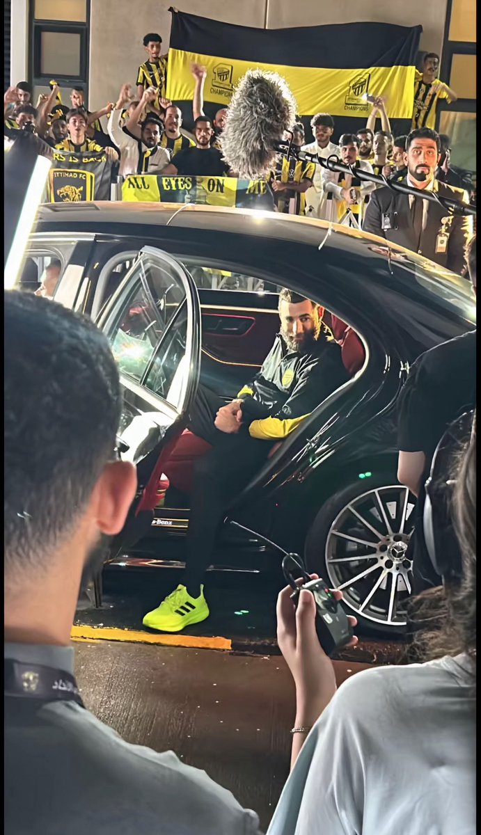 الصورة خيالية بشكل 💛💛💛💛