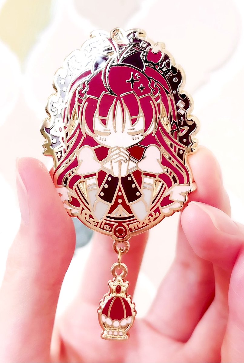 .˚⊹⁺‧┈┈┈┈┈┈┈┈┈┈┈┈‧⁺ ⊹˚.
　     ✨kyoko  pin badge✨
.˚⊹⁺‧┈┈┈┈┈┈┈┈┈┈┈┈‧⁺ ⊹˚.

ぜひ実物を見てほしい念願のピンバッジ‼︎
杏子ちゃんの新衣装で作りました！
金ラインがきらきらして存在感あります✨
11/9開催のプリレコ15と通販で頒布します❣️

#プリレコ15