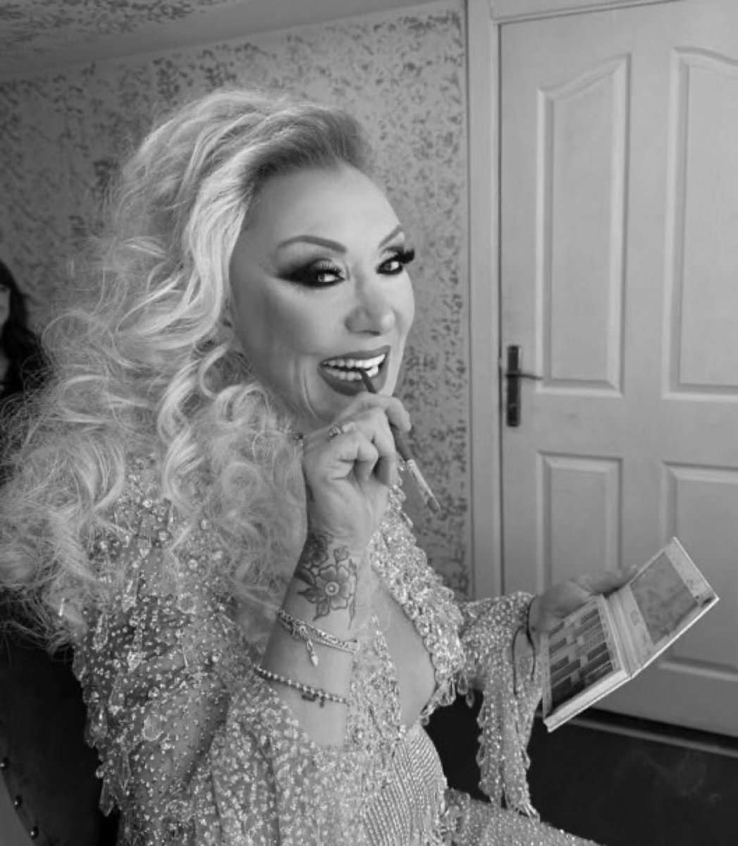 #SonDakika | Güllü'nün "kesin" Adli Tıp raporu çıktı: 

• Kanında yüksek düzeyde etil alkol tespit edildi.

• Zehirlenerek öldüğüne dair tıbbi bir delil bulunmadı.

• Yüksekten düşmeye bağlı kırık, beyin kanaması ve iç kanama sonucu hayatını kaybetti.