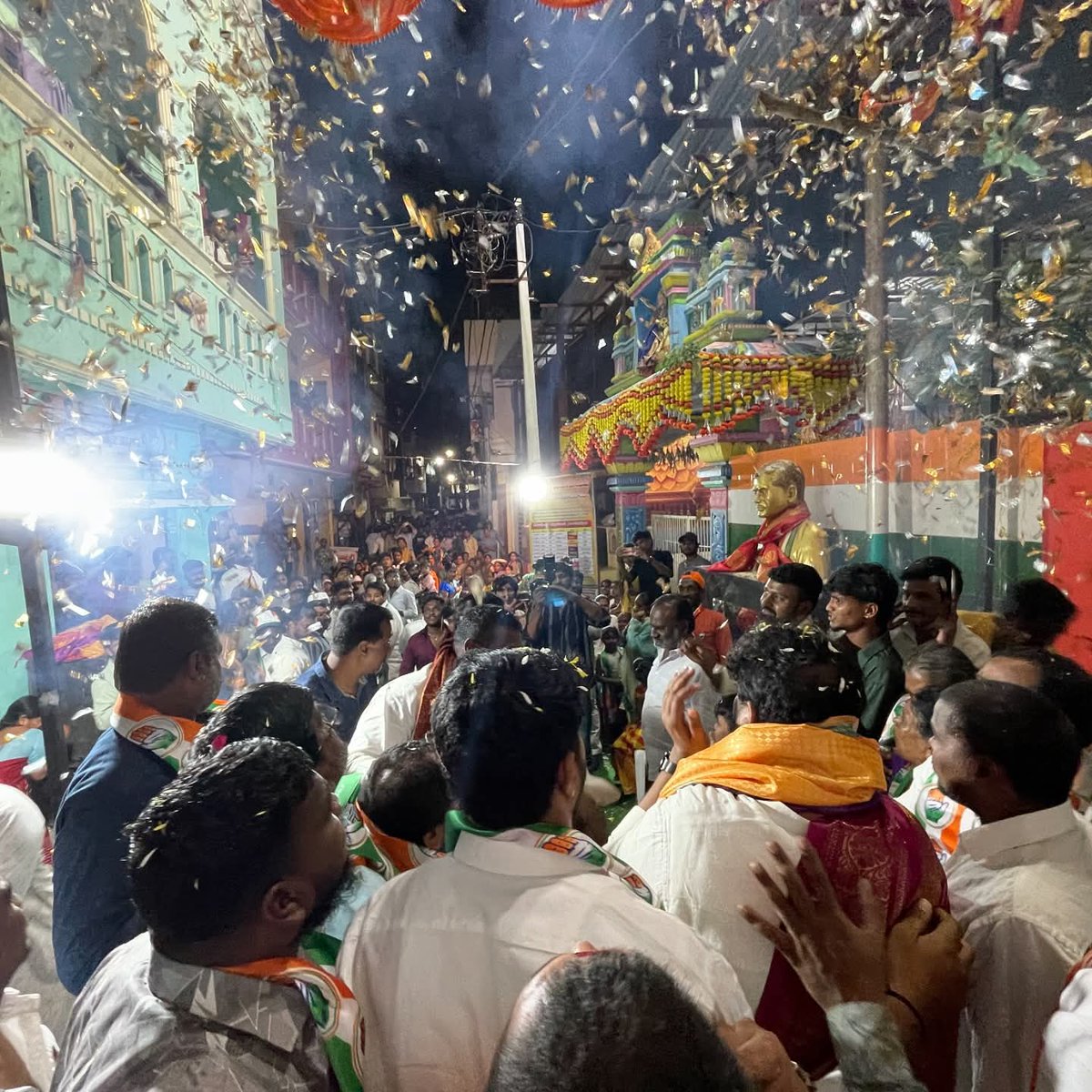 PingNaveenYadav's tweet photo. జూబ్లీహిల్స్ నియోజకవర్గం L.N నగర్ కార్నర్ సమావేశంలో పాల్గొని వివిధ పార్టీలకు చెందిన నాయకులను కాంగ్రెస్ పార్టీలోకి ఆహ్వానించడం జరిగింది.

#NaveenYadav #NY #TeamNY #NYTeam
#NaveenYadavForJubileeHills
#VoteForNaveenYadav
#VoteForCongress #VoteForINC
#VoteForHastham #VoteForHand https://t.co/85k2vLbcE6