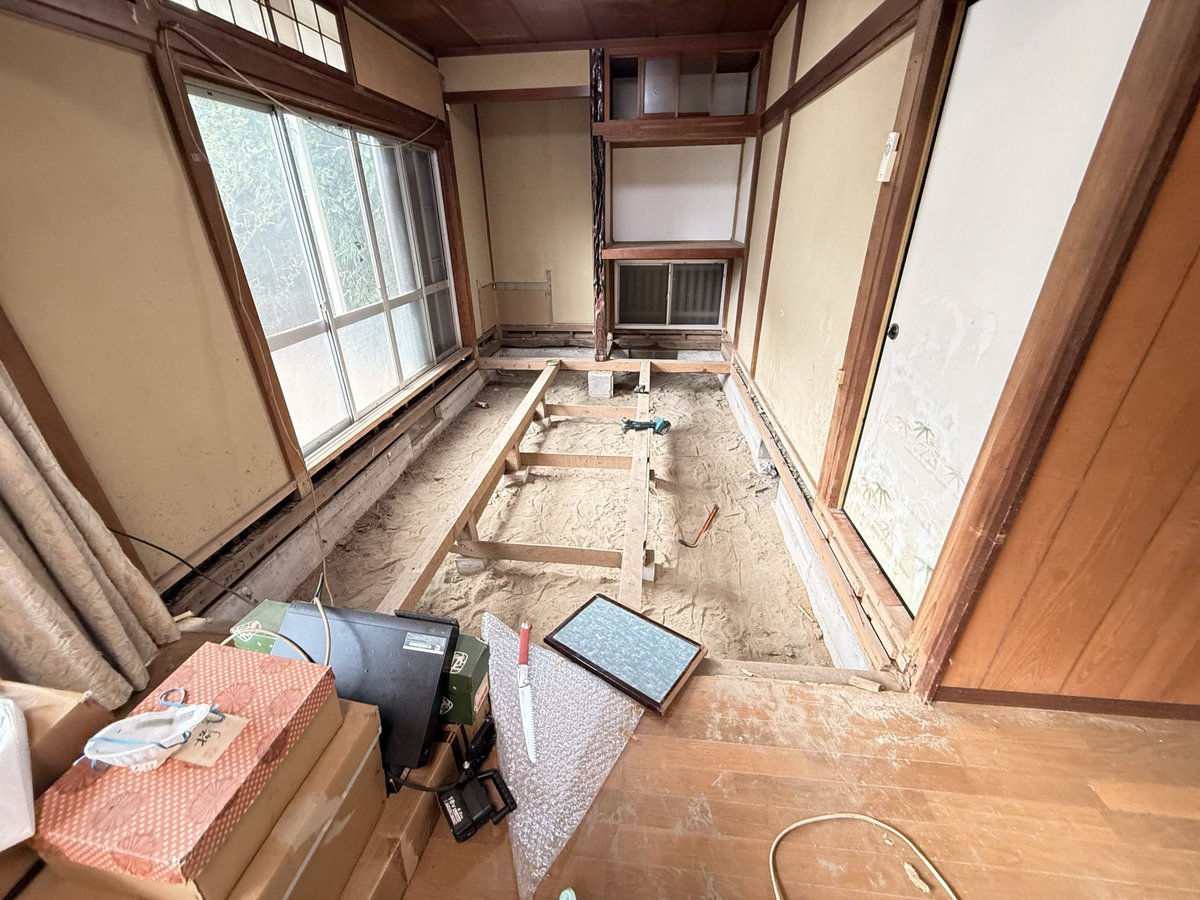 takezuu7's tweet photo. 《戸建て1戸目記録》6日目
元和室の大引きと隣の洋室の高さの差が12mmしかなかったため、ChatGPTに相談し、強度に問題のない根太受け金物を使って根太を取り付けました。

#不動産投資 #DIY #DIY大家 #大家 #リノベ #FIRE  #サイドFIRE https://t.co/MDouJZ6MuT