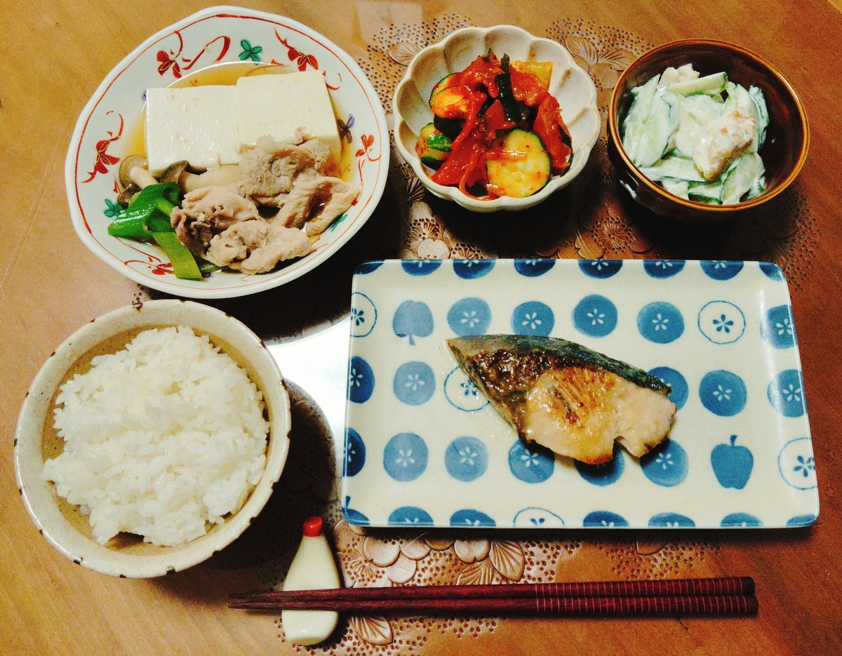 夕飯は鰤の塩焼き、肉豆腐、キムチ、きゅうりとチキンのマヨ和え。
#おうちごはん