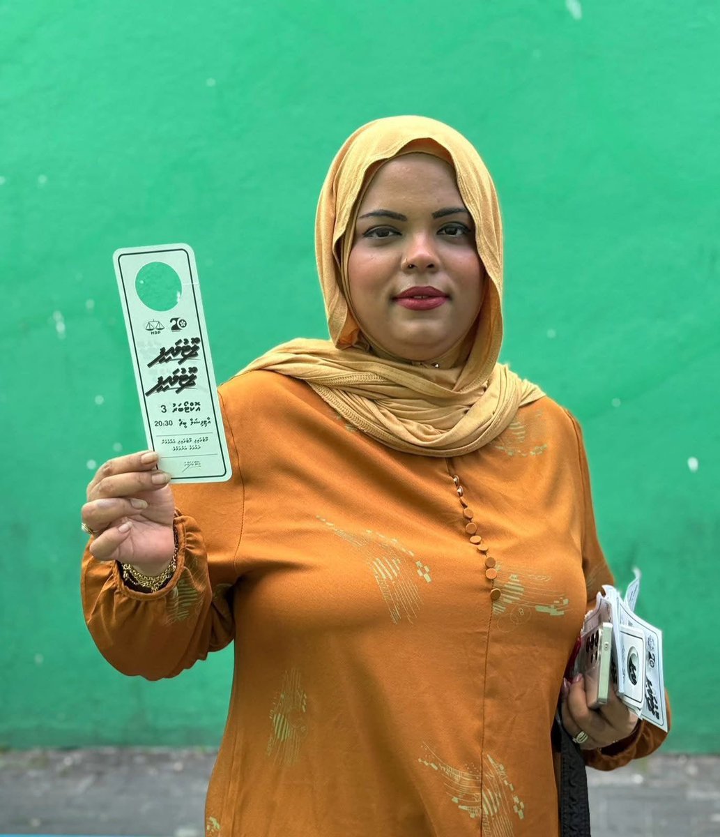 #BreakingNews : 🚨🚨🚨

Mi fennanee MDP ge mathifadeege emmenge thun fuhi Khadheeja Mohamed (Kelaage Hajja). Meenaage 2 massala eh fenmathive balan fashaifi :
Meenaa ah Rozeyna medhuverivegen kanda elhigen vaki thanakun goathi kandaa dhinumah MDP sarukaaruga hingi bodu jareemaa