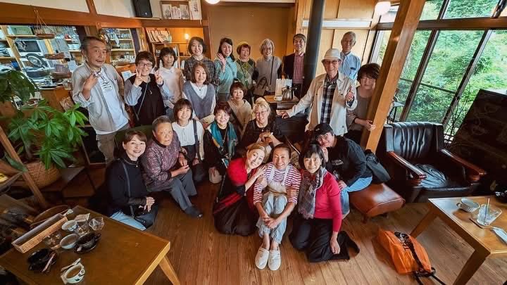 merepalekaiko's tweet photo. 島外からのお友達が佐渡へ🌿
野草研究家・菊池はるみさんの案内で虫崎を散歩。
雨の前に楽しい野草散策になりました😊

みんなでゆっくりランチ、
そして恒例の【無限界集落の歌】🎶
笑いと温かさに包まれた一日。

観光名所はなくても、
海と人が何よりの魅力。
またぜひ遊びに来てください✨ https://t.co/ZEXTMMgcVm