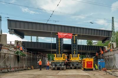 enerpac's tweet image. Nine steel superstructures were recently installed in Ferdinandstor, Germany. By combining SPMT units with 2x2 Enerpac JS250 Jack-Up Systems, bridges weighing up to 120 tonnes were lifted and installed.
Discover the JS250:
enerpac.com/en-gb/jack-up-…
#Enerpac #JS250 #HeavyLifting