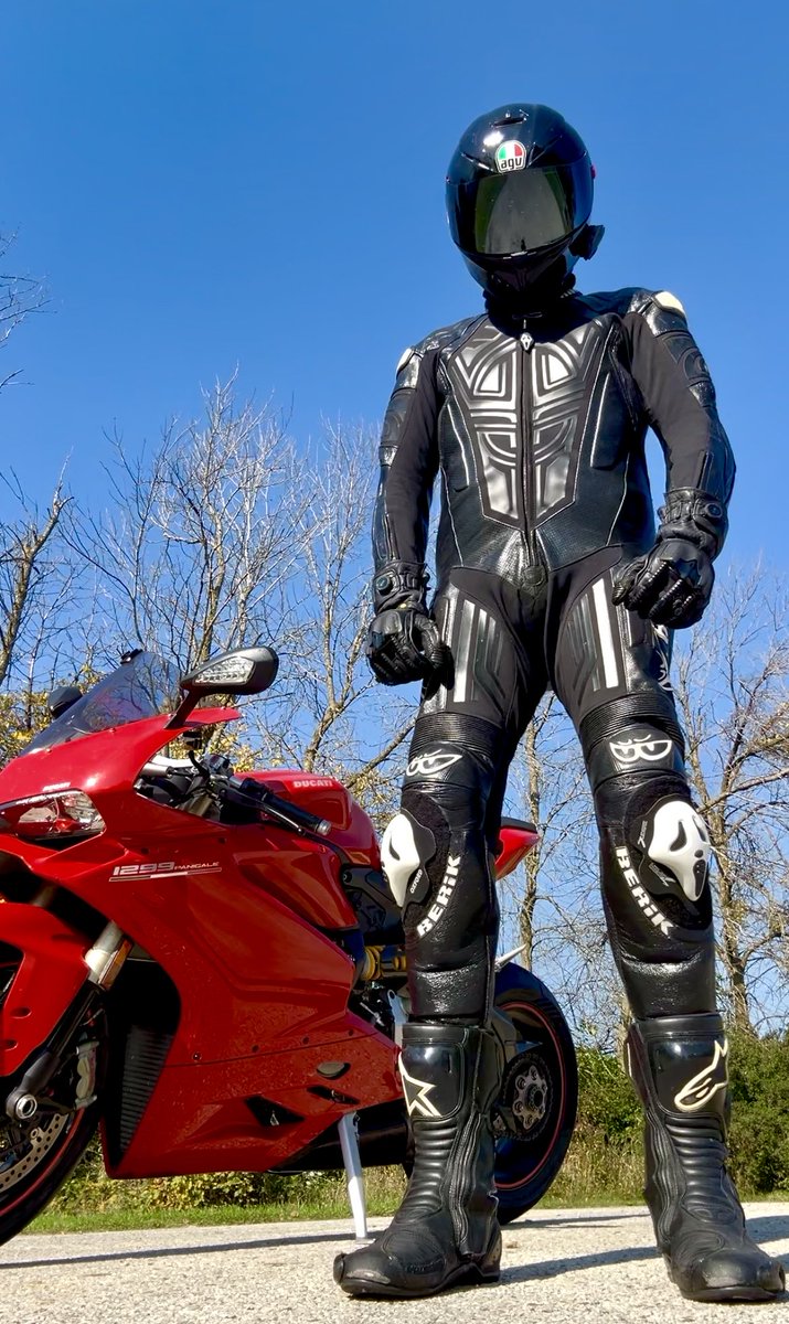 LEATHER~RUBBER~STALLION tweet media